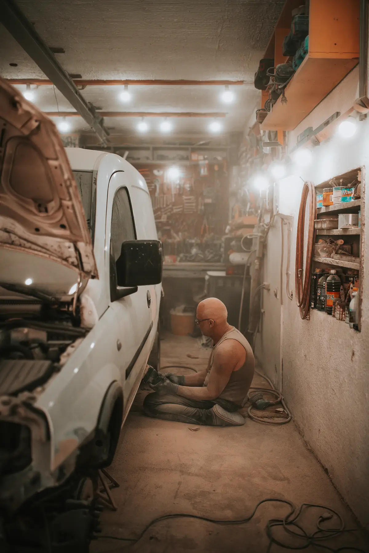 Ponçage d'une carrosserie avant peinture